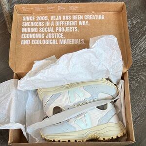 Brand New Veja Venturi Alveomesh in Gravel and Menthol color size 36